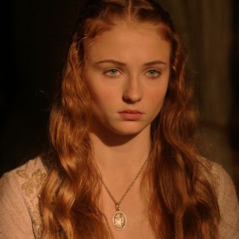 sansa stark screencap & pfp ; game of thrones - season 1, episode 8 'the pointy end' Sansa Stark Hair, Game Of Thrones Sansa, Sansa Stark, Season 1, Game Of Thrones, Hair