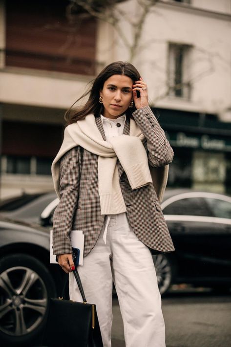 19 Stylish Sweaters to Tie Over Your Shoulders for Fall Mode Dope, Modern Street Style, Moda Paris, Paris Fashion Week Street Style, Stylish Sweaters, London Street Style, Looks Street Style, Neutral Outfit, Business Outfit