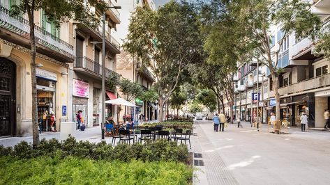 Barcelona is redesigning 21 downtown streets to prioritize people, not Urban Heat Island, Public Square, Sustainable City, Barcelona City, Bike Lane, City Architecture, Green Space, City Hall, Public Space