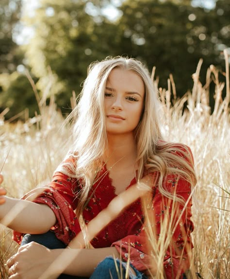 Aubrey Zeutschel: Sunny Fields & Summer Flowers — Cassie Trottier Senior Senior Portraits Girl, Senior Photography Poses, Children Photography Poses, Senior Photo Poses, Senior Photo Outfits, Photography Poses Family, Senior Picture Outfits, Senior Pictures Poses, Senior Photoshoot