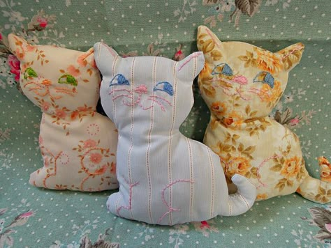 Little Retro Kitties - made from vintage linens, hand embroidered faces - pic for inspiration Quilt Stuffed Animals, Quilt Gifts, Pet Stuff, Sewing Gift Ideas, Craft Night Ideas, Sewing Christmas Gifts, Vintage Diy, Cat Doll, Cat Crafts