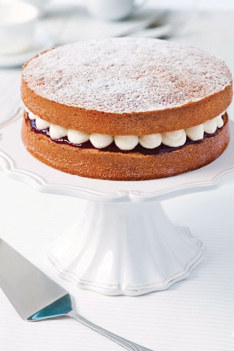 Sponge Dessert, Classic Sponge Cake Recipe, Canadian Desserts, Teatime Cakes, Victoria Sponge Recipe, Baking Guide, British Cake, Cake Sponge, Sponge Recipe