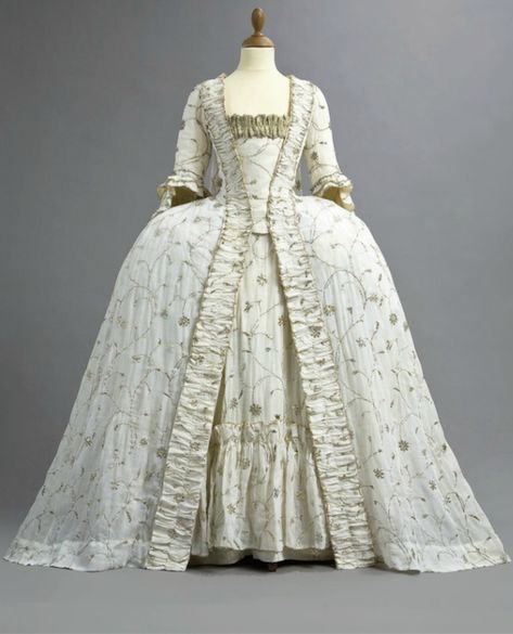 1770s Embroidered court gown (auctioned by Christie's) from the front | Grand Ladies | gogm 1770s Fashion, Court Gown, 1700 Fashion, Historical Gowns, 18th Century Dress, Rococo Fashion, Mode Tips, 18th Century Clothing, Century Dress