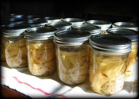 Preserving and Canning Chicken Canning Pork, Thrifty Recipes, Canning Chicken, Prepper Tips, Canning Meat, Chicken Bread, Cajun Salmon, Dehydrating Food, Food Preserving