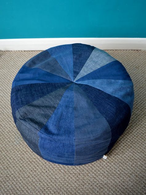 'So, Zo...': Free Pattern Friday: DIY Floor Pouf Diy Puffs Ottoman, Diy Pouffe, Diy Floor Pouf, Pouffe Pattern, Ottoman Diy, Upcycled Denim Diy, Diy Pouf, Denim Scraps, Denim Crafts Diy