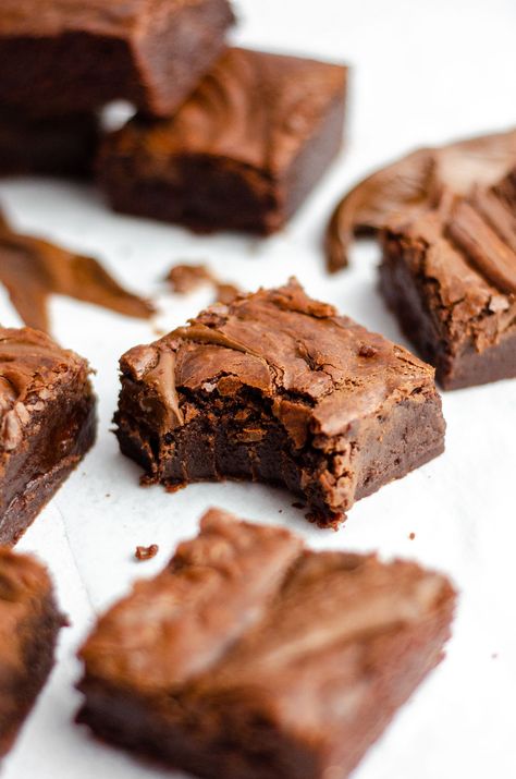 Nutella Brownies Basic Brownie Recipe, Nutella Recipes Brownies, Nutella Snacks, Cheesecake Swirl Brownies, Nutella Recipes Easy, Nutella Lover, Chocolate Fudge Frosting, Nutella Brownies, Brownie Ingredients