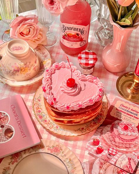 #pink #picnic #cake #wallpaper #flowers Raspberry Squares, Aesthetic Dessert, Pink Picnic, Cake Photoshoot, Cake Wallpaper, Picnic Birthday, Vintage Dessert, Cute Baking, Food Concept