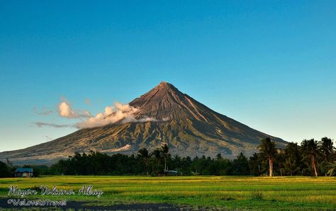 Mount Mayon, Volcano Wallpaper, Volcano Pictures, Gymnastics Wallpaper, Mayon Volcano, Beach Wall Collage, Volcano National Park, Ghost Pictures, Philippines Travel