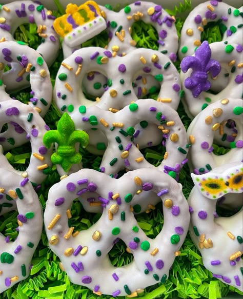 Mardi Gras Chocolate Covered Pretzels, Mardi Gras Foods, Mardi Gras Food Ideas, Mardi Gras Treats, Mardi Gras Birthday Cake, Mardi Gras Theme Party, Mardi Gras Snacks, Mardi Gras Party Ideas, Mardi Gras Party Food