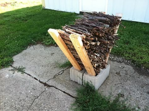 How To Use Cement Blocks In Practical Outdoor Projects Also useful and easy to make, this project is something you can complete in just a few minutes. It’s a homemade kindling dryer which pretty much helps you start a fire by giving you what you need in a practical fashion. To build this thing you need two cement blocks and four pieces of wood. Diy Fire Pit Ideas, Outdoor Firewood Rack, Cinder Blocks, Firewood Rack, Fire Pit Ideas, Yard Project, Diy Fire Pit, Cinder Block, Backyard Fire