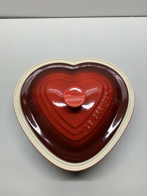 Le Creuset Heart Shaped Covered Casserole Baking Dish Red. Heart Shaped Decor, Red And White Bedroom Ideas, Cute Kitchenware, Le Creuset Heart, Le Creuset Casserole, Colorful Dishware, Cute Dishes, Antique Dishes, Red Kitchen