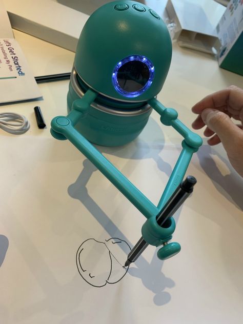 Landzo gifted us with the coolest little futuristic toy, Quincy the Robot Artist , that is – BONUS – educational for the kids! Steam Toys, Robotic Toys, Smart Toys, Diy Workbench, Learn To Spell, Cool Robots, Tech Toys, Boys Toys, The Robot