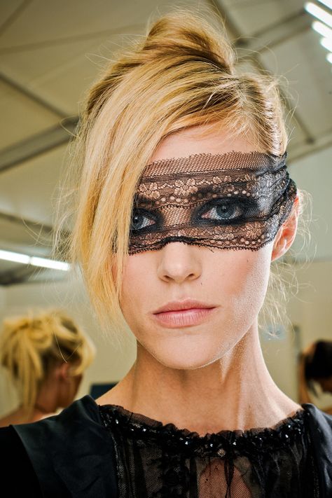 Chanel Autumn/Winter 2011 Couture: Extreme drama with sultry smoky eyes covered by strips of lace across the models' faces. Catwalk Makeup, The Runaway Bride, Daniela Lopez Osorio, Bride Winter, Alexa Collins, Couture Makeup, Runaway Bride, Masked Ball, Anja Rubik