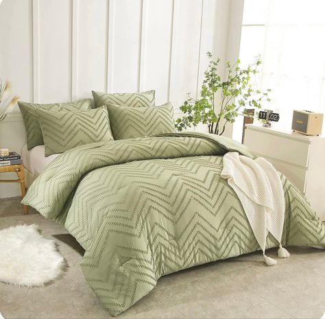 Sage green chevron comforter blanket bedroom Amazon Green Bedsheet Bedroom, Aesthetic Bed Comforter, Green Tufted Bed, Sage Green Comforter, Tufted Bedding, Blanket Aesthetic, Orange Comforter, Green Bed, Queen Size Comforter Sets