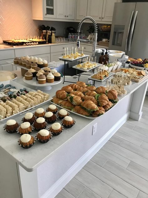 Baby Shower Food Set Up Ideas, How To Display Food For Party, Baby Shower Cravings Table, House Baby Shower Set Up, Baby Shower Spread, Baby Shower Food Set Up, Bridal Suite Food, Baby Shower Pastries, Birthday Party Food Display