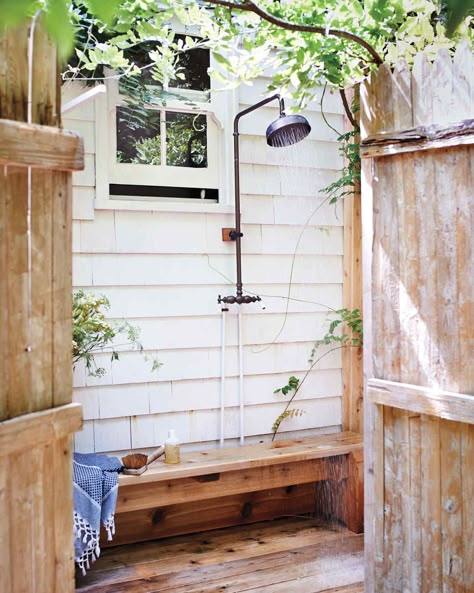 March Favorites Diy Outdoor Shower Ideas, Outdoor Shower Ideas, Outside Showers, Shower Images, Outdoor Bathroom Design, Garden Shower, Outdoor Bath, Kitchen Shower, Outdoor Bathrooms