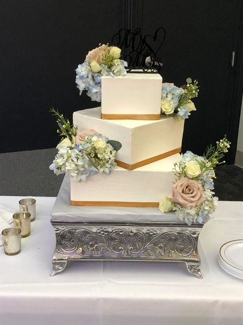 Wedding Cake Square, Artistic Cake, Square Wedding Cake, Wedding Cake Cake, Abstract Wedding, Reception Cake, Square Wedding Cakes, Creative Wedding Cakes, Ruby Wedding Anniversary