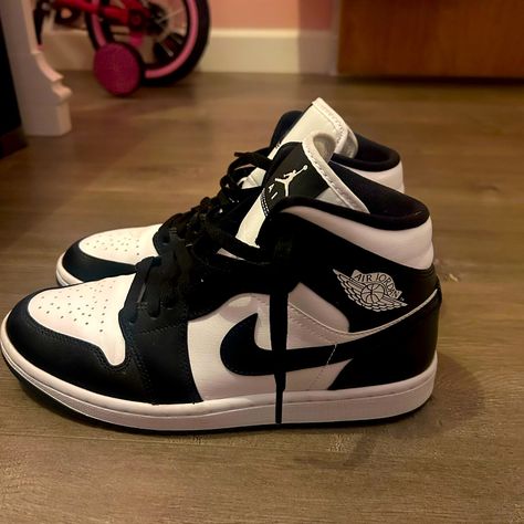 Wore Once Or Twice Brand New Six 8 Nike Panda Authentic Skater Girl Shoes, Pandas Shoes, Trending Trainers, Woman Air Jordan, Jordan Panda, Nike Shoes Woman, Air Jordan 1 Panda, Jordan 1 Panda, Shoe References