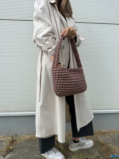 Crochet bag outfit inspiration small crochet bag aesthetic #small rochetbagaesthetic #crochet #crochetbag #crochetbags 2.957 Winter Crochet Bag, Crochet Bag Brown, Crochet Bag Outfit, Brown Crochet Bag, Crochet Bag Aesthetic, Free Crochet Bag Patterns, Small Crochet Bag, Crochet Boho Bag, Big Yarn