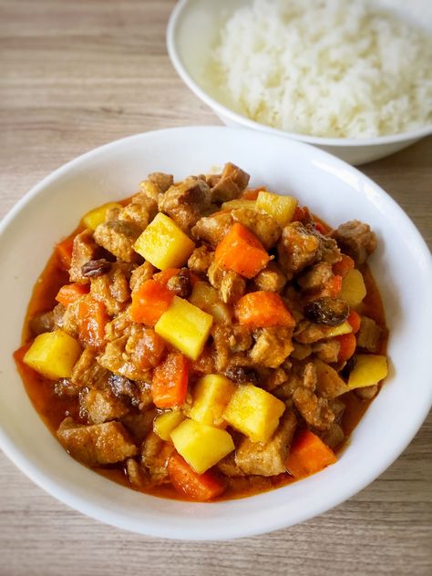 Filipino Menudo Recipe, Menudo Recipe Filipino, Pork Menudo Recipe, Pork Menudo, Beef Mechado, Menudo Recipe, Tomato Stew, Braised Chicken Breast, Pork Recipes For Dinner