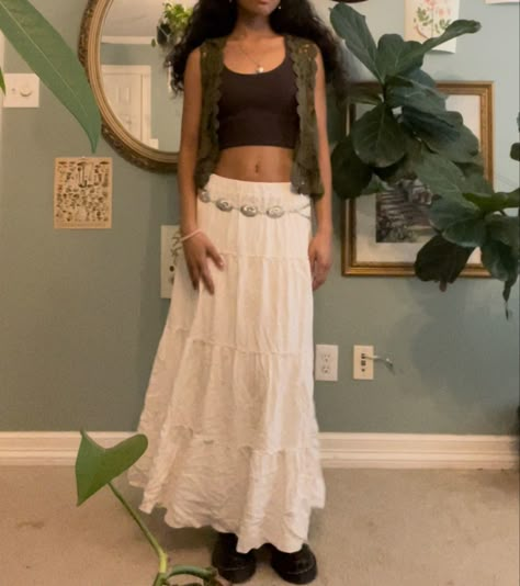 Long White Skirt Aesthetic, Long White Skirt Festival Outfit, Long Fairy Skirt, Hippie Maxi Skirt, White Skirt Outfit Long, White Flowy Skirt Outfit Summer, White Fairy Skirt Outfit, Coachella Skirt Outfit, Low Waist Long Skirt