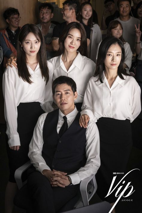 VIP (VIP) - Drama - Picture Gallery @ HanCinema :: The Korean Movie and Drama Database Family Photoshoot Two Daughters, 4 Family Photoshoot, Vip Kdrama, Jae Ha, Jang Nara, Family Photo Studio, Lee Sang Yoon, Korean Photoshoot, Kim Sung Kyu