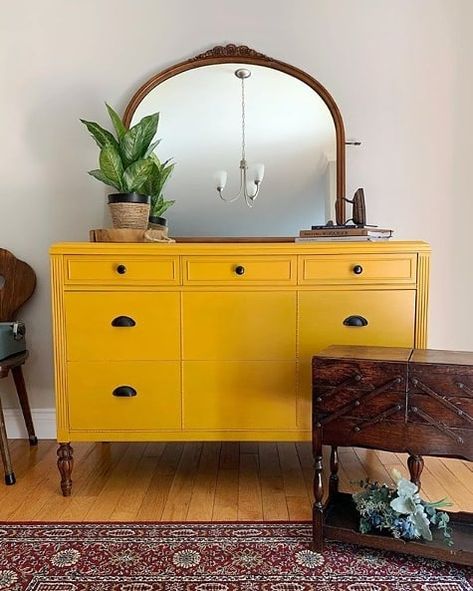 Insta: countrychicpaint "If you're afraid of bright colors, we hope that this gorgeous yellow dresser will inspire you to step outside your comfort zone! It was refinished in the color, Fresh Mustard.  Tell us in the comments if there's a bold color you love that you haven't worked up the courage to try painting with yet!  Project by @ scribblesandstitch" Australiana Decor, Mustard Yellow Furniture, Paint Dresser Diy, Modern Dresser Makeover, Yellow Painted Furniture, Yellow Dresser, Bright Furniture, Yellow Furniture, Country Chic Paint