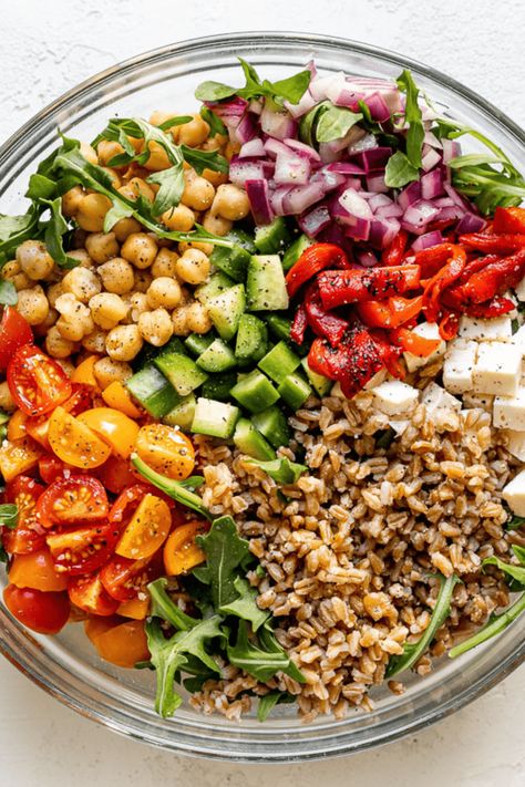 Vinegrette Dressing Recipe, Greek Farro, Farro Salad Recipes, Farro Recipes, Salad Mixes, Farro Salad, Mediterranean Salad, Soup And Salad, Salad Recipe