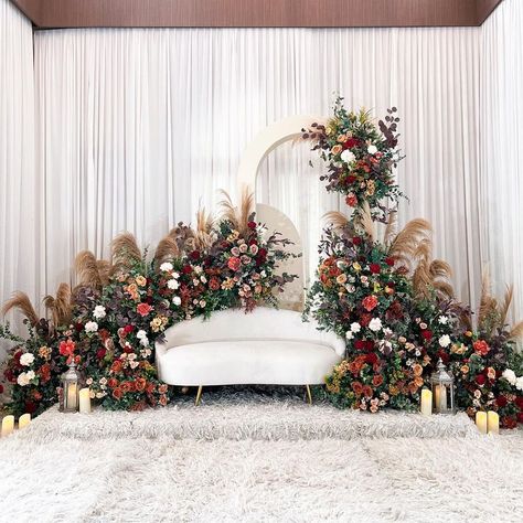 Wedding Photo Spot Ideas, Moodboard Wedding Decoration, Wedding Dais Pelamin, Classic Malay Wedding Theme, Pelamin Klasik Tradisional Melayu, Malay Wedding Pelamin Rustic, Simple Pelamin, Pelamin Klasik, Simple Wedding Backdrop