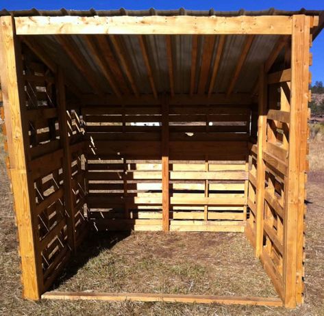 6 Pallet Projects For Your Horse Farm - COWGIRL Magazine Diy Horse Shelter, Horse Shed, Livestock Shelter, Goat Shelter, Pallet Barn, Pallet Building, Goat House, Pallet Shed, Horse Shelter