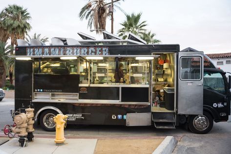 Burger Food Truck, Umami Burger, Burger Ideas, Bbq Food Truck, Container Cafe, Burger Food, Mobile Food Trucks, Food Truck Business, Meals On Wheels