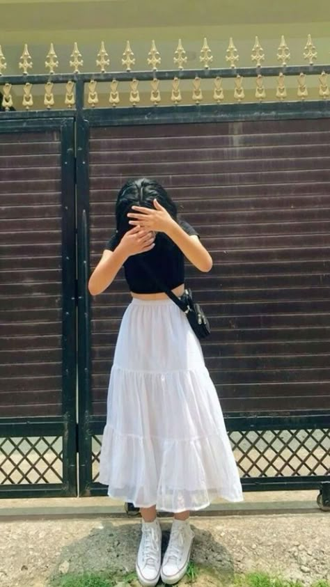 White Skirt Outfits, Simple Style Outfits, Mode Hippie, Long Skirt Outfits, Fashion Top Outfits, Desi Fashion Casual, Everyday Fashion Outfits, Casual Day Outfits, Elegante Casual