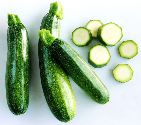 There won’t be any problem getting your kids to eat their veggies with this trick. Green Zucchini, Zucchini Spaghetti, Rainbow Salad, Beef Patties, Summer Vegetables, Gmo Foods, Squash Salad, Parmesan Zucchini, Zucchini Bread Recipes