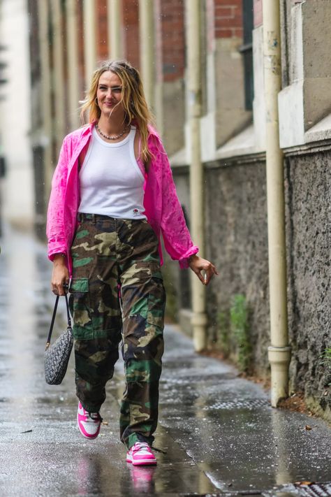 Image Camo Pants With Pink Top, Camoflauge Pants Outfits, Camo Street Style, Pink And Camo Outfit, Styling Camo Pants, Style Camo Pants, Camo Cargo Pants Outfit, Scrub Outfits, Stylish Cargo Pants