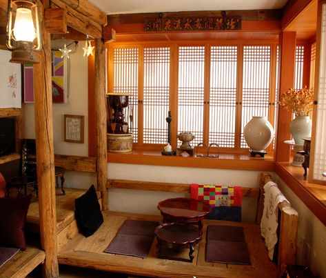 Korean Traditional House Interiors, Traditional Korean Home Decor, Traditional Korean Restaurant Interior, Traditional Korean Bedroom, Korean Design Interior, Korean Farmhouse, Asian Room Decor, Korean Style Room, Tiny Japanese House