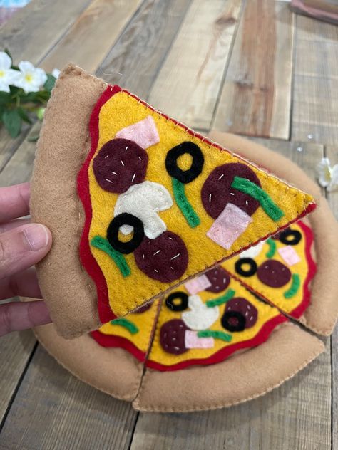 Felt Pizza Pattern Free, Felt Pizza Diy, Pizza Felt Pattern, Pizza Felt Diy, Felt Hamburger, Felt Food Templates, Diy Felt Breakfast Food, Felt Tacos Play Food, Play Food Diy