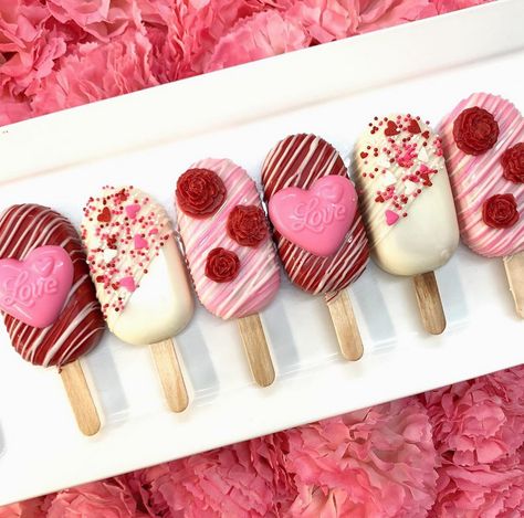 Valentine Cakecicles, Valentines Day Cakesicles, Valentines Cakesicles Ideas, Postres Para San Valentin Ideas, Valentines Cakesicles, Valentines Healthy Snacks, Vday Treats, Oreo Delight, Cake Popsicles