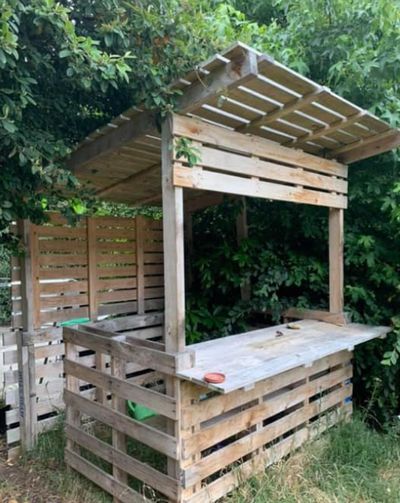 Bar Made From Pallets, Pallet Craft, Backyard String Lights, Outdoor Pallet, Diy Wood Pallet Projects, Ideas For Fun, Vegetable Stand, Bar Diy, Pallet Bar