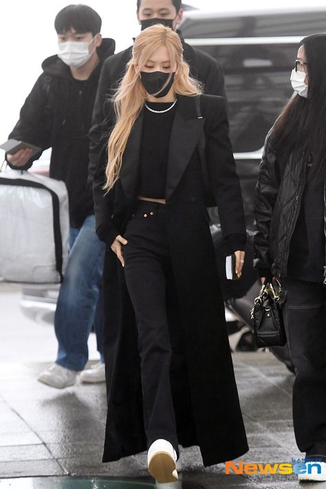 Rosé In Black Outfit, Rose Blackpink Airport Fashion, Rose Airport, Ysl Outfit, Korean Sunglasses, Rose Outfit, Airport Fashion Kpop, Outfit Elegantes, Blackpink Outfits