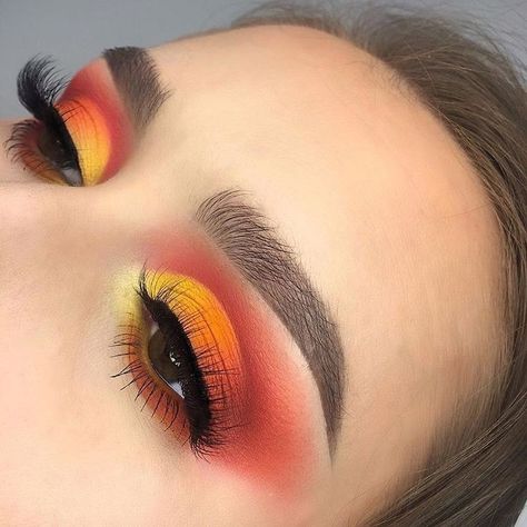 Red Eyeshadow Look, Yellow Eye Makeup, Orange Eyeshadow, Drag Make-up, Yellow Makeup, Eyeshadow Tips, Yellow Eyeshadow, Orange Makeup, Bright Makeup