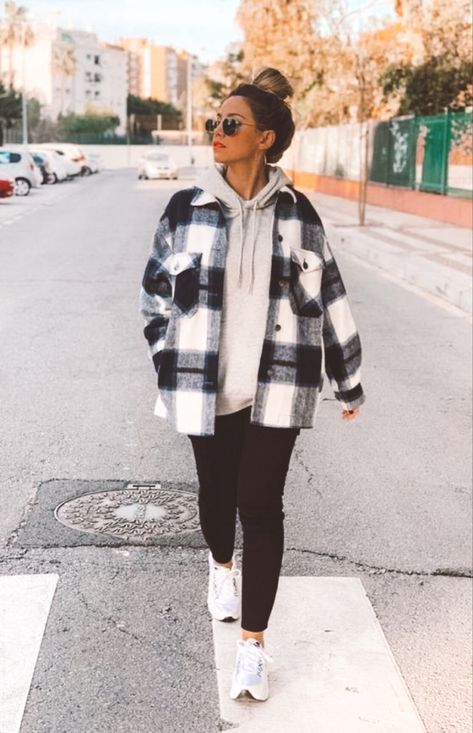 School Girlfriend Outfit, Flannel Over Hoodie, Flannel Shirt Outfit Women, Flannel Jacket Outfit, Outfit With Flannel, Oversized Flannel Outfits, Flannel And Leggings, Plaid Jacket Outfit, Flannel Shirt Outfit