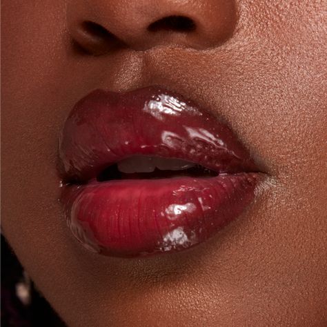 THEE hottest mami has just entered the chat. This juicy lip plumper is truly one of a kind. Enriched with emollient and hydrating oils like Jojoba and Argan, it provides a high gloss finish and a spicy HOT sensation that visibly plumps fine lines. Plumping Lip Water is characterized by its Hyaluronic Filling Spheres that are dehydrated at first, and fill up with water within the skin. This hydration process causes a change in volume and provide an effective PLUMP look on the lips. This formula i Super Glossy Lips, Red Lip With Dark Liner, Mole Near Lips, Dark Red Glossy Lips, Korean Jelly Lips, Pouty Lips Makeup, Lip Looks Black Women, Cherry Cola Lips, Fall Lip Combo