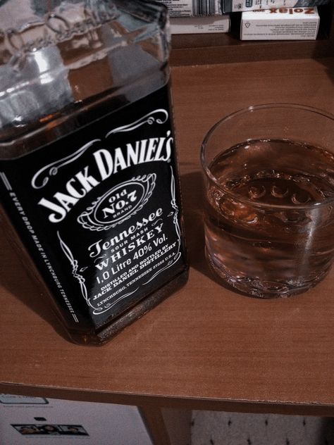 Jack Daniel Aesthetic, Alcoholic Drinks Pictures, Beer Pictures, Jack Daniels Distillery, Whiskey Distillery, Alcohol Party, Snap Streak Ideas Easy, Alcohol Aesthetic, Pretty Drinks