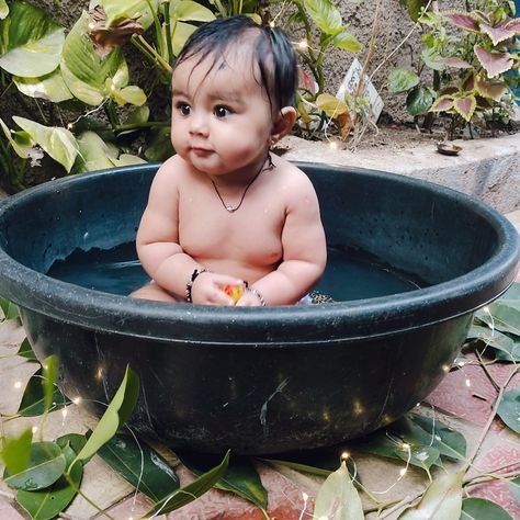 Baby Tub Photoshoot, Tub Photoshoot, Baby Photoshoot Ideas, Baby Tub, Baby Pics, Bath Tub, Baby Photoshoot, Bath Time, Photoshoot Ideas