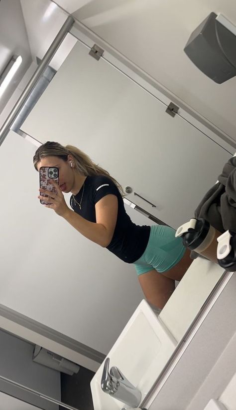 Workout Mirror Pics, Nike Pros Mirror Pic Gyat, Gym Girl Mirror, Gym Mirror Pics, Gym Mirrors, Gym Aesthetic, Gym Photos, Fits Aesthetic, Gymshark Women