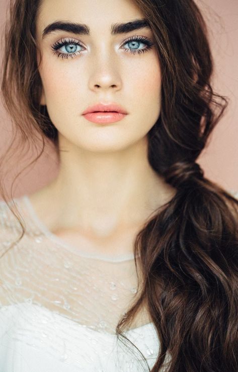 Pale Skin Dark Hair Blue Eyes, Make Up Sposa, Dark Hair Blue Eyes, Natural Prom Makeup, Cute Eyeshadow Looks, Brown Hair Blue Eyes, Childhood Movies, Perfect Eyes, Blue Makeup