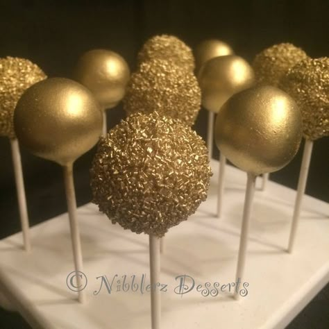 Holiday Cake Pops, Gold Cake Pops, Gatsby Birthday Party, Golden Birthday Parties, Cake Pop Designs, Gold Dessert, Gold Cupcakes, Table Rose, Holiday Pops