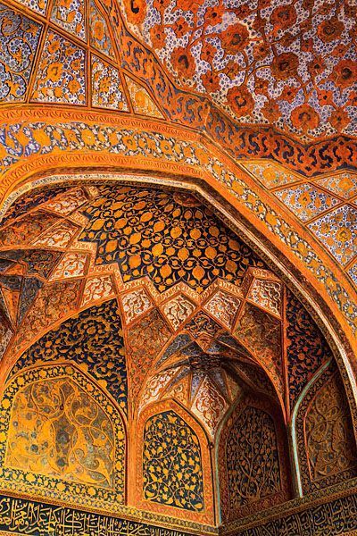 The colourful interior of the Tomb of Akbar the Great, an important Mughal architectural masterpiece built in Sikandra, a suburb of Agra. Mughal Architecture, Cultural Architecture, Indian Architecture, Rajasthan India, Decor Minimalist, Islamic Architecture, Beautiful Architecture, Travel Photographer, Agra