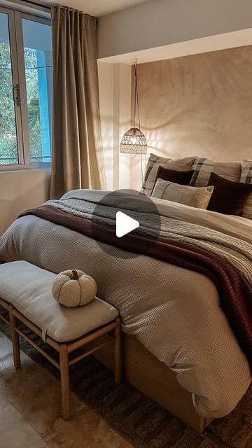 Bed With Multiple Blankets, Khaki Comforter Bedroom Ideas, King Bed Blanket Arrangement, Beige Brown Bedding, Brown Duvet Cover Bedroom, Brown Quilt Bedding, Grey And Maroon Bedroom, Cozy Fall Bedding, How To Style Throw Blanket On Bed