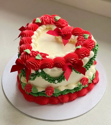 6 inch fake vintage heart Christmas cake, topped with vintage bows and fake wreaths. Heart Shaped Christmas Cake, Vintage Cake Christmas, Elf Christmas Cake, Christmas Cake Vintage, Cake That Looks Like Pie, December Cakes Birthday, Christmas Cake Stand Decor, Vintage Cake Decor, Wreath Cake Christmas